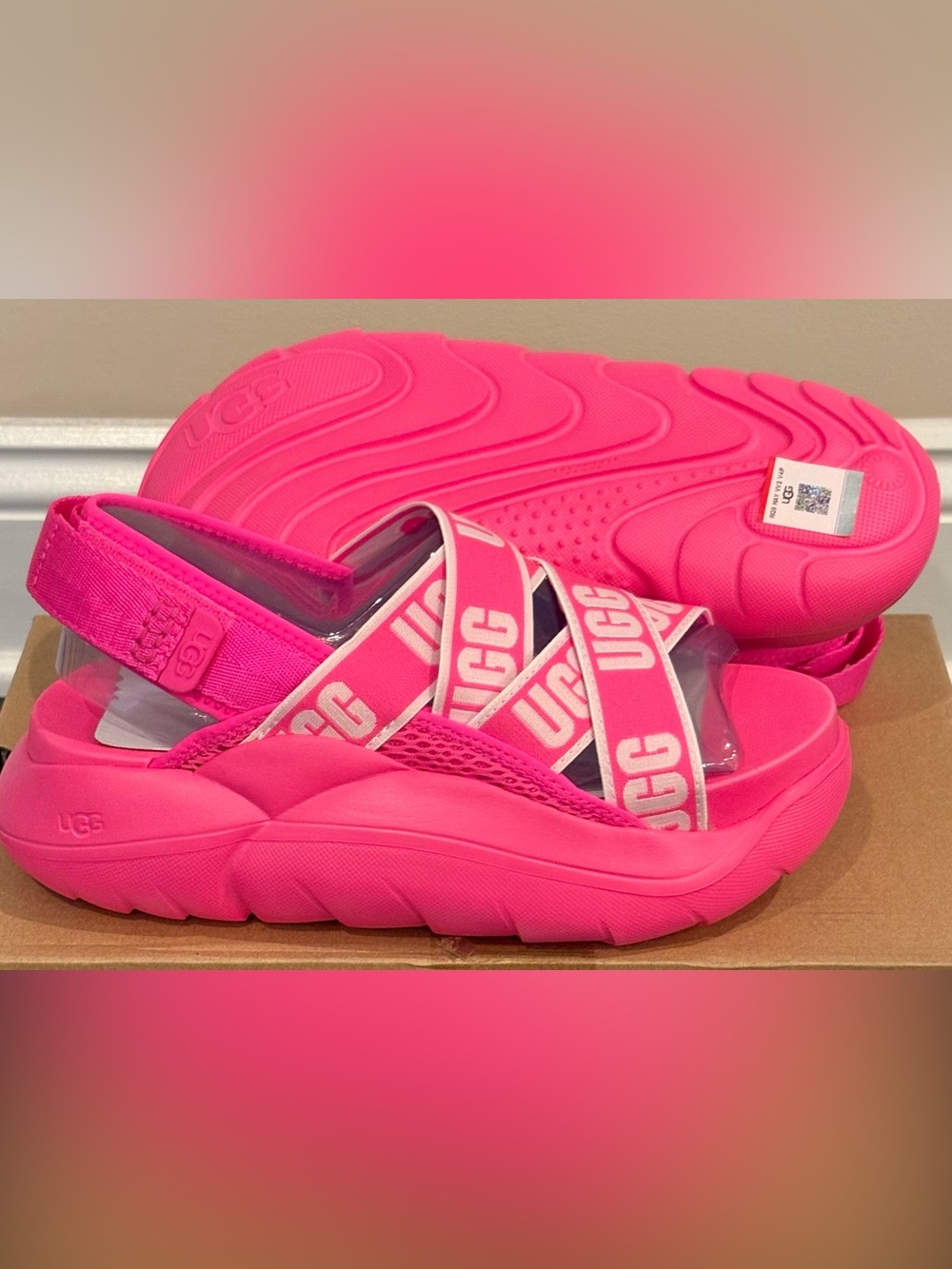 UGG Women's New Pink LA Cloud Sandal Size 7 Brand New In Box (EU Size 38)